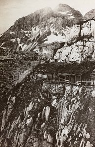Album "Meine Weltkriegs-Erinnerungen Südwestfront (Kärnten, Italien, Südtirol) 31/03/1915-12/11/1918 - Josef Zohles Wien": Militärlager in den Bergen (s/w Foto) von Josef Zohles