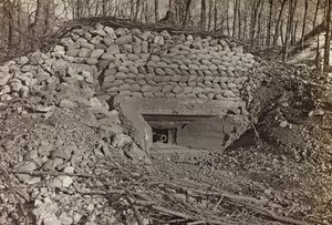 Album "Meine Weltkriegs-Erinnerungen Südwestfront (Kärnten, Italien, Südtirol) 31/03/1915-12/11/1918 - Josef Zohles Wien": Militärbunker mit Kanone (s/w Foto) von Josef Zohles