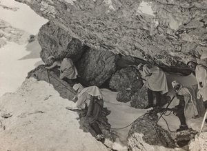 Album "Meine Weltkriegs-Erinnerungen Südwestfront (Kärnten, Italien, Südtirol) 31/03/1915-12/11/1918 - Josef Zohles Wien": Militärbunker in den Bergen (s/w Foto) von Josef Zohles