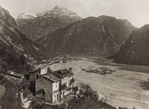 Album "Meine Weltkriegs-Erinnerungen Südwestfront (Kärnten, Italien, Südtirol) 31/03/1915-12/11/1918 - Josef Zohles Wien": Blick auf Chiusaforte (s/w Foto) von Josef Zohles