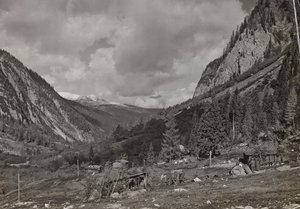 Album "Meine Weltkriegs-Erinnerungen Südwestfront (Kärnten, Italien, Südtirol) 31/03/1915-12/11/1918 - Josef Zohles Wien": Soldaten im Tal von L... (s/w Foto) von Josef Zohles