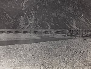 Album "Meine Weltkriegs-Erinnerungen Südwestfront (Kärnten, Italien, Südtirol) 31/03/1915-12/11/1918 - Josef Zohles Wien": Militärbrücke über den Tagliamento (s/w Foto)