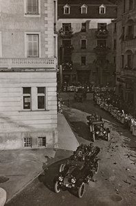 Album "Meine Weltkriegs-Erinnerungen Südwestfront (Kärnten, Italien, Südtirol) 31/03/1915-12/11/1918 - Josef Zohles Wien": Militärfahrzeuge in Villach (s/w Foto) von Josef Zohles