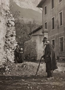 Album "Meine Weltkriegs-Erinnerungen Südwestfront (Kärnten, Italien, Südtirol) 31/03/1915-12/11/1918 - Josef Zohles Wien": alter Mann auf einer Landstraße (s/w Foto) von Josef Zohles