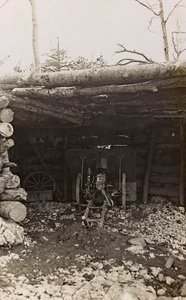 Album "Meine weltkriegs - Erinnerungen Südwestfront (Kärnten, Italien, Südtirol) 31/03/1915-12/11/1918 - Josef Zohles Wien": Baracke mit Kanone von Josef Zohles