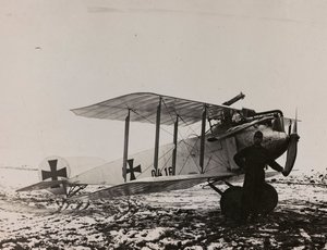 Album "Meine weltkriegs - Erinnerungen Südwestfront (Kärnten, Italien, Südtirol) 31/03/1915-12/11/1918 - Josef Zohles Wien": Österreichisches Flugzeug