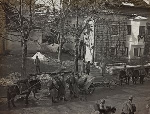 Album "Meine Weltkriegs-Erinnerungen Südwestfront (Kärnten, Italien, Südtirol) 31.03.1915-12.11.1918 - Josef Zohles Wien": Kanoniere in Tarvisio (s/w Foto) von Josef Zohles