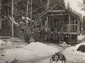 Album "Meine Weltkriegs-Erinnerungen Südwestfront (Kärnten, Italien, Südtirol) 31.03.1915-12.11.1918 - Josef Zohles Wien": Soldaten vor einem Kabel (s/w Foto) von Josef Zohles