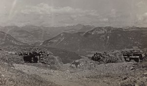 Album "Meine Weltkriegs-Erinnerungen Südwestfront (Kärnten, Italien, Südtirol) 31.03.1915-12.11.1918 - Josef Zohles Wien": Unterstände für Geschütze in den Alpen (s/w Foto) von Josef Zohles