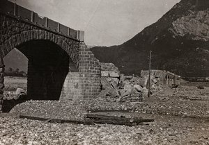 Album "Meine Weltkriegs-Erinnerungen Südwestfront (Kärnten, Italien, Südtirol) 31.03.1915-12.11.1918 - Josef Zohles Wien": Brücke in Tolmezzo (s/w Foto) von Josef Zohles
