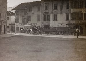Album "Meine Weltkriegs-Erinnerungen Südwestfront (Kärnten, Italien, Südtirol) 31.03.1915-12.11.1918 - Josef Zohles Wien": Militärfahrzeuge auf einem Platz (s/w Foto) von Josef Zohles