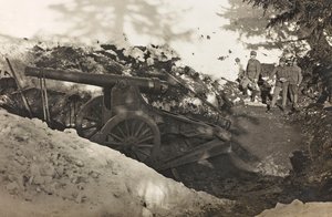 Album "Meine Weltkriegs-Erinnerungen Südwestfront (Kärnten, Italien, Südtirol) 31.03.1915-12.11.1918 - Josef Zohles Wien": Soldaten mit Kanone in Pra (s/w Foto) von Josef Zohles
