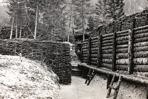Album "Meine Weltkriegs-Erinnerungen Südwestfront (Kärnten, Italien, Südtirol) 31.03.1915-12.11.1918 - Josef Zohles Wien": Barriere aus Holzscheiten (s/w Foto) von Josef Zohles