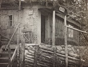Album "Meine Weltkriegs-Erinnerungen Südwestfront (Kärnten, Italien, Südtirol) 31.03.1915-12.11.1918 - Josef Zohles Wien": Kommandogebäude (s/w Foto)