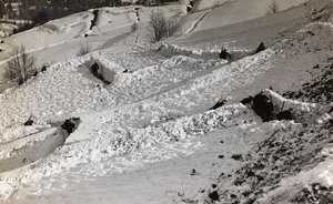 Album "Meine Weltkriegs-Erinnerungen Südwestfront (Kärnten, Italien, Südtirol) 31.03.1915-12.11.1918 - Josef Zohles Wien": Schützengräben im Schnee (s/w Foto) von Josef Zohles