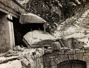 Album "Meine Weltkriegs-Erinnerungen Südwestfront (Kärnten, Italien, Südtirol) 31.03.1915-12.11.1918 - Josef Zohles Wien": Trümmer (s/w Foto) von Josef Zohles