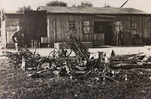 Album "Meine Weltkriegs-Erinnerungen Südwestfront (Kärnten, Italien, Südtirol) 31.03.1915-12.11.1918 - Josef Zohles Wien": Überreste eines italienischen Flugzeugs (s/w Foto) von Josef Zohles