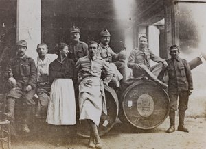 Album "Meine Weltkriegs-Erinnerungen Südwestfront (Kärnten, Italien, Südtirol) 31/03/1915-12/11/1918 - Josef Zohles Wien": Gruppenporträt vor von Josef Zohles