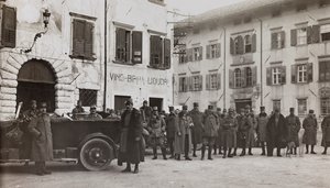 Album "Meine Weltkriegs-Erinnerungen Südwestfront (Kärnten, Italien, Südtirol) 31/03/1915-12/11/1918 - Josef Zohles Wien": Soldaten in Tolmezzo von Josef Zohles