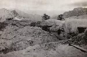 Album "Meine Weltkriegs-Erinnerungen Südwestfront (Kärnten, Italien, Südtirol) 31/03/1915-12/11/1918 - Josef Zohles Wien": Schützengräben im Schnee der