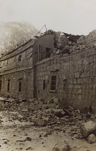 Album "Meine Weltkriegs-Erinnerungen Südwestfront (Kärnten, Italien, Südtirol) 31/03/1915-12/11/1918 - Josef Zohles Wien": Trümmer einer Fabrik