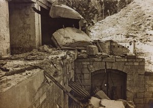 Album "Meine Weltkriegs-Erinnerungen Südwestfront (Kärnten, Italien, Südtirol) 31.03.1915-12.11.1918 - Josef Zohles Wien": Trümmer einer Fabrik von Josef Zohles