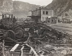 Album "Meine weltkriegs - Erinnerungen Südwestfront (Kärnten, Italien, Südtirol) 31/03/1915-12/11/1918 - Josef Zohles Wien": Trümmer und Schrott von Josef Zohles