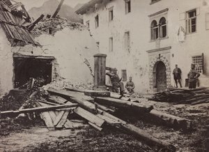 Album "Meine weltkriegs - Erinnerungen Südwestfront (Kärnten, Italien, Südtirol) 31/03/1915-12/11/1918 - Josef Zohles Wien": Soldaten und Trümmer in Valb von Josef Zohles