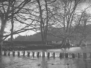 Eine Reihe von Trittsteinen in einem Bach/Fluss bei Rydal