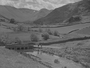 Blick über eine Brücke, Bach, Felder und Hügel von Joseph Hardman