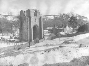 Ansicht der Überreste der Shap Abbey im Winter