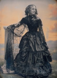 Frau im schwarzen Taftkleid und Spitzenschal, ca. 1850