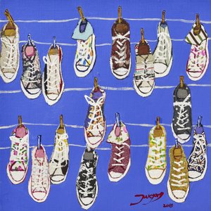 Bunte hängende Turnschuhe von Jukyong Park