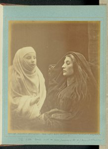Die kleine Novizin mit Königin Guinevere im "Heiligen Haus von Almesbury" von Julia Margaret Cameron
