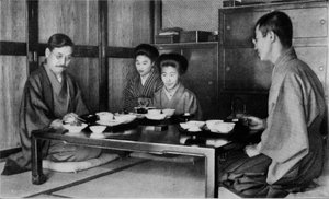 Familienmittagessen à la Japonaise, ca. 1900, 1921 von Julian Leonard Street
