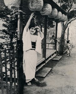 Liebenswürdiges Lächeln einer Teestuben-Maid, genannt Nesan - ältere Schwester, ca. 1900, 1921 von Julian Leonard Street