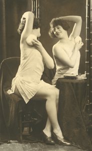 Mädchen am Schminktisch
