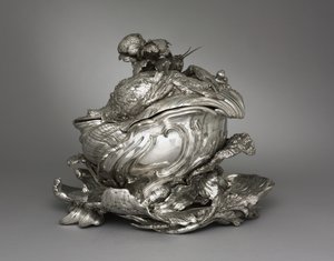 Platte, Terrine und Terrinendeckel, hergestellt von Henry Adnet von Juste Aurèle Meissonnier