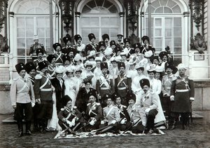 Russische kaiserliche Familie vor dem Katharinenpalast, Zarskoje Selo, Russland, frühes 20. Jahrhundert