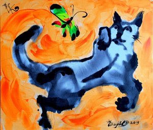 Verspielte Katze und Schmetterling