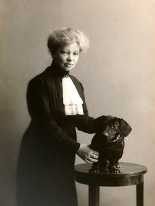 Alexandra Beketova-Blok, russische Autorin und Übersetzerin, mit ihrem Haustierhund, frühes 19. Jahrhundert