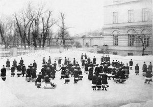 Schülerinnen des Smolny-Instituts für edle Jungfrauen beim Winterspaziergang