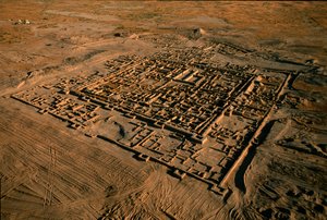 Luftaufnahme von Gonur, einem wichtigen Zentrum der Oxus-Kultur, ummauerte Kolonie mit zentraler Zitadelle von Kenneth Garrett