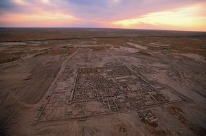 Luftaufnahme der Ausgrabungsstätte; Oxus-Zivilisation; Turkmenistan; Gonur Depe-Stätte; Victor Sarianidi von Kenneth Garrett