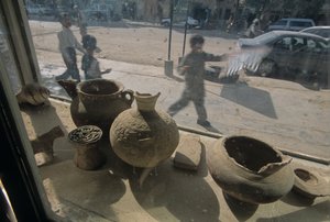 Afghanistan; Herat; Antiquitäten zum Verkauf; Schaufenster; Straßenszene, mm7167, Mendi, 2004 (Foto) von Kenneth Garrett