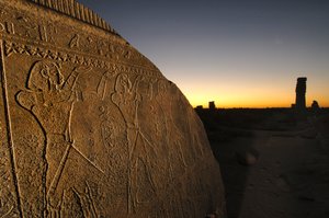 Barkstand, graues Granitmonument in der zentralen Kolonnade von Taharkas Amun-Tempel, 2007 von Kenneth Garrett