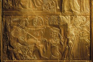 Detail der Jagdvögel mit Bogen und Pfeil auf Kanopenschrein, Gold, König Tutanchamun, 2004 von Kenneth Garrett