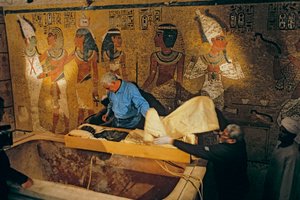 Dr. Zahi Hawass und das ägyptische Forschungsteam entfernen die Mumie von König Tut aus seinem Grab, 2005 (Foto)