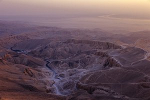 Ägyptens Tal der Könige, nahe Luxor, Nil im Hintergrund, Neues Reich, Ägypten von Kenneth Garrett