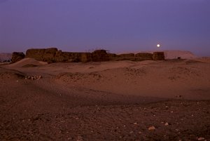 Vollmond über Shunet von Khasekhemuy, Abydos, Ägypten, 2005 von Kenneth Garrett